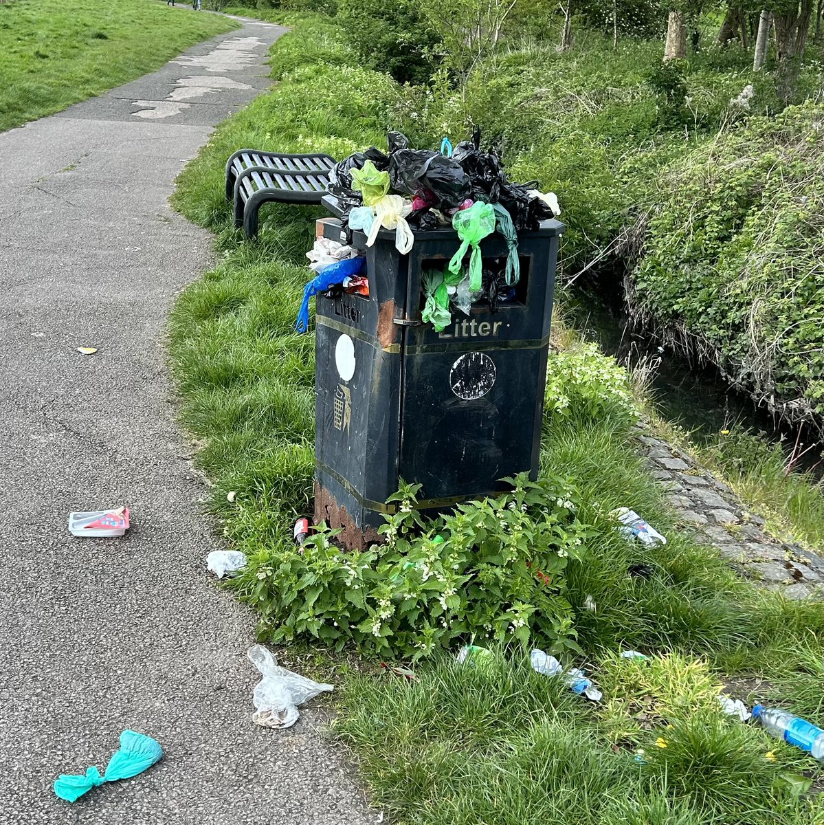 You deserve to tread in this !!!! ABSOLUTELY FULL DOG MESS BIN ! @CityMayorLeic @Leicester_News @BraunstoneTown @leicesterliz @LeicesterLabour This is Braunstone Park… When are you going to do something about the litter in our parks & streets ??