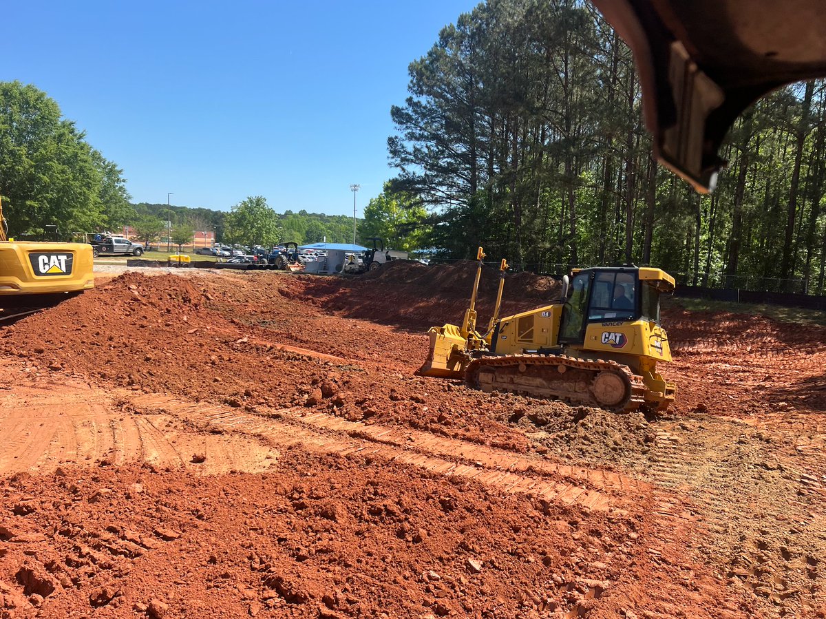 Check out the progress at Starr's Mill High School. Construction continues on 24 brand new tennis courts, detention ponds, lighting and fencing for four Fayette County Public Schools. ➡️ blog.sportsturf.net/sports-turf-to…