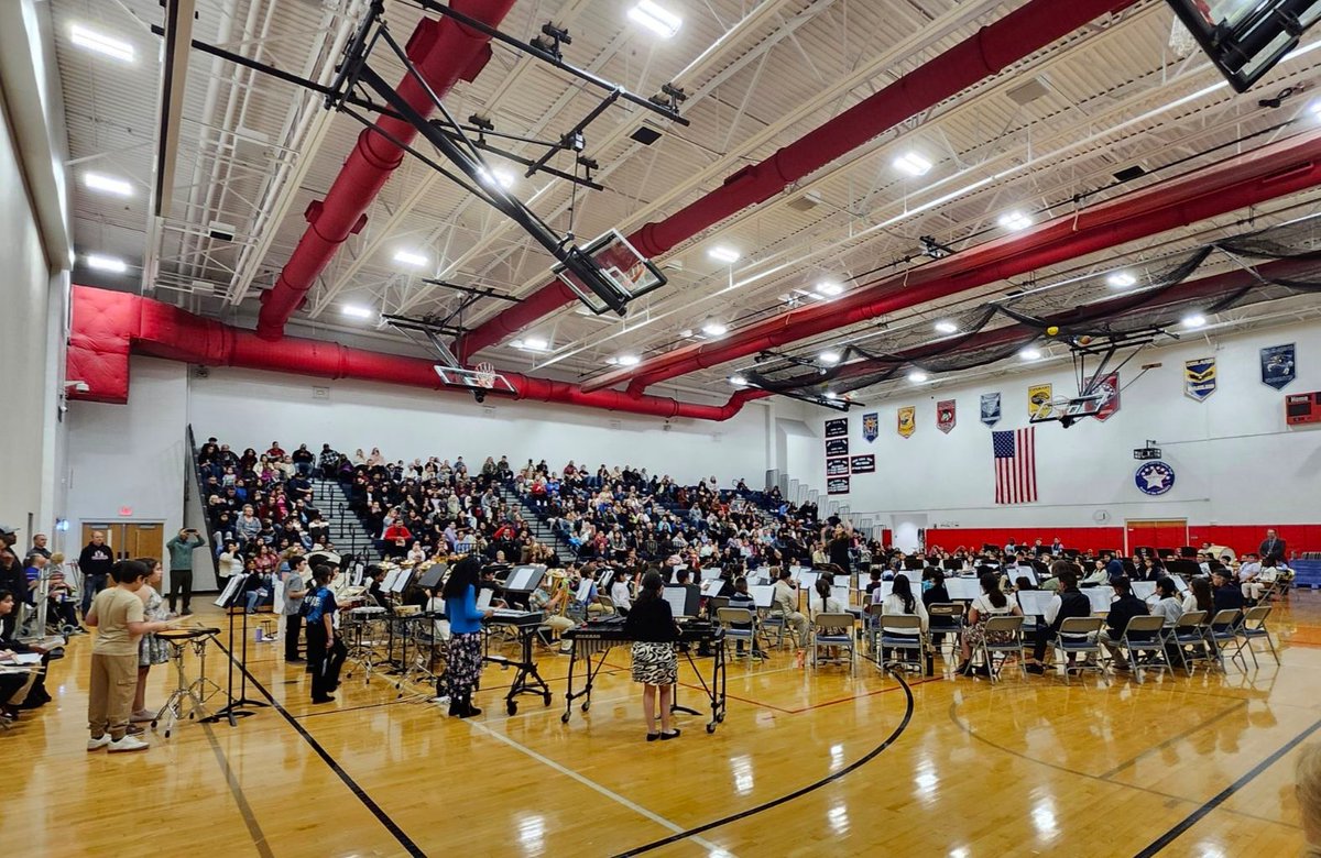 More pictures from last nights concert. Starting with director Ms. Lisa the T Rex 🦖 🎷🎺🥁
We were definitely at capacity 😁🎼 #Burbank111