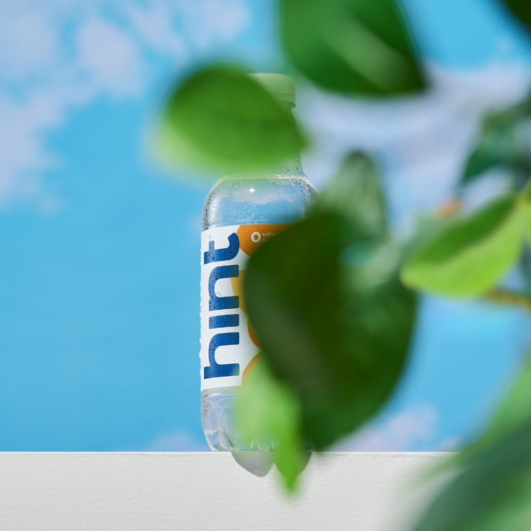 Is that the new Hint flavor we see? Guess all you like - you won’t squeeze it out of us until 4/30. 🤐 #HintWater 
 
Psst...sign up for our texts to be the first to know 📱: drinkhint.com/pages/sms-sign…