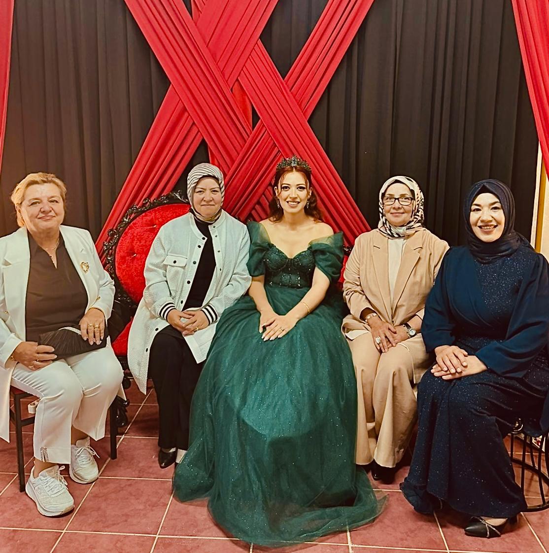 AK Parti Ayaş İlçe Kadın Kolları Başkanımız Ayşe Kartal'ın kızı Serpil kardeşimizin kına gecesindeyiz.

Rabbim hayırlı eylesin, iki cihan saadeti versin.