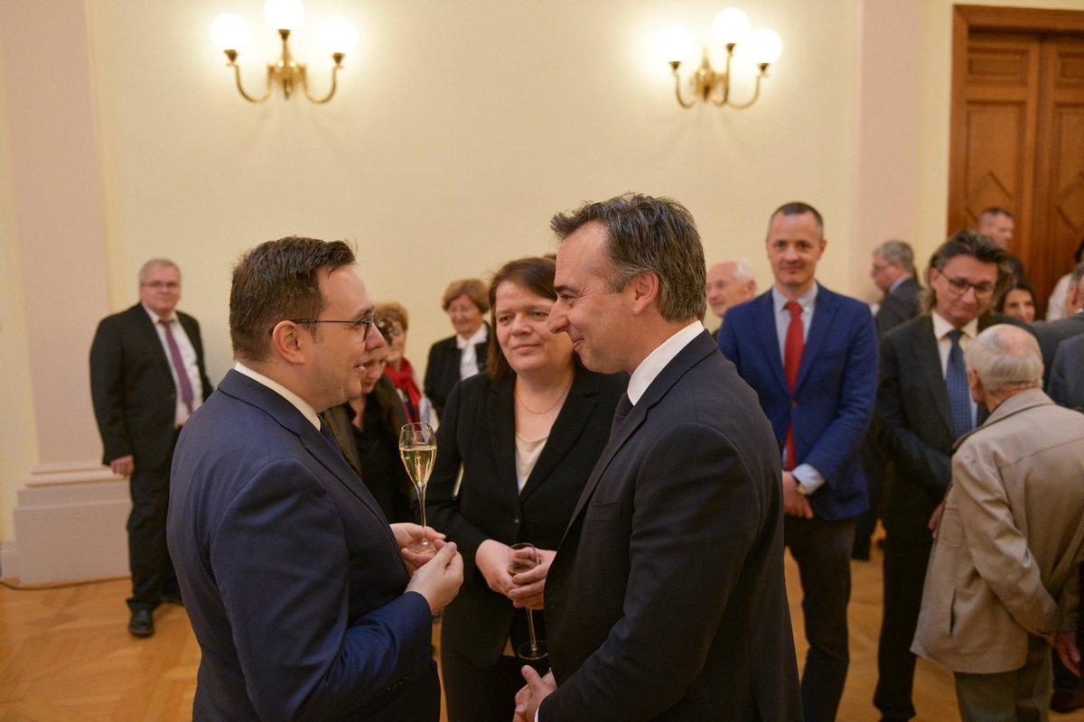 Good to see @USAmbHungary in Budapest today. Czechia and the US are at the forefront of support for Ukraine and the latest approved package of support serves as a reminder that the Transatlantic bond remains strong. 🇨🇿🤝🇺🇸