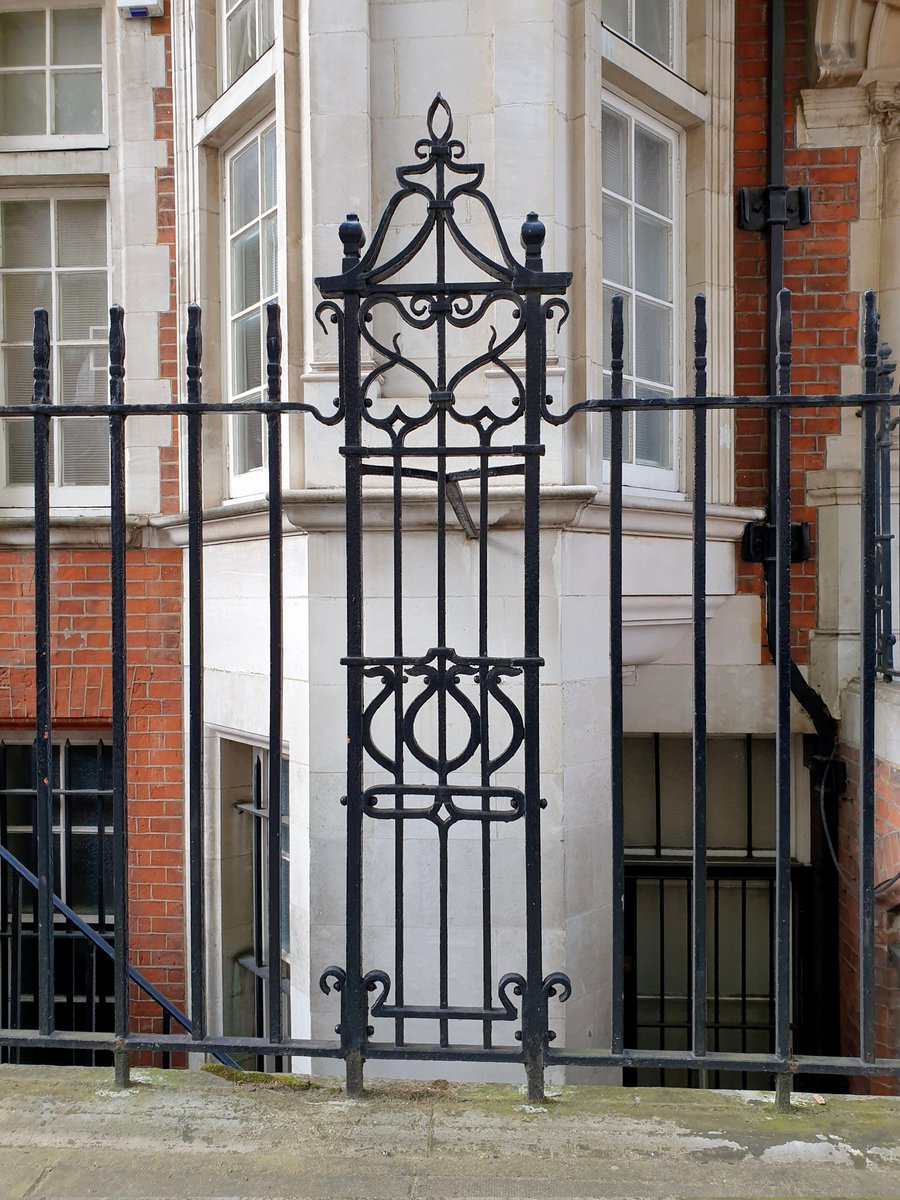 Quick bit of Ferrous Friday in Mayfair. Art Nouveau? #ferrousfriday #architecturephotography #streetsoflondon #lifeinlondon