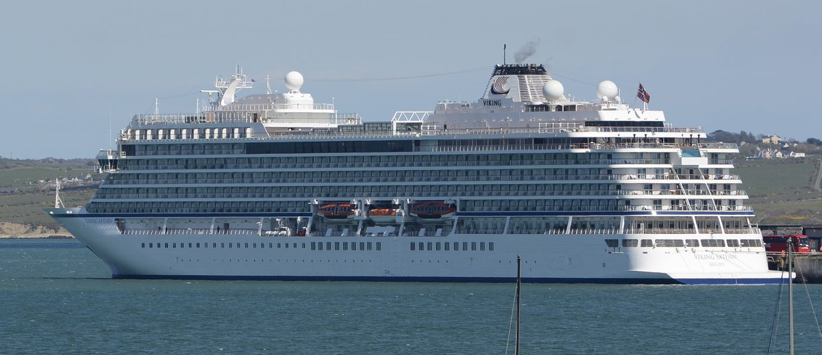 Cruise ship Viking Saturn moored at Holyhead today.  Notice how the size of the ship dwarfs the tour coach next to it. May need a click. @AngleseyScMedia @AngleseySights @VisitAnglesey
 #holyhead #anglesey