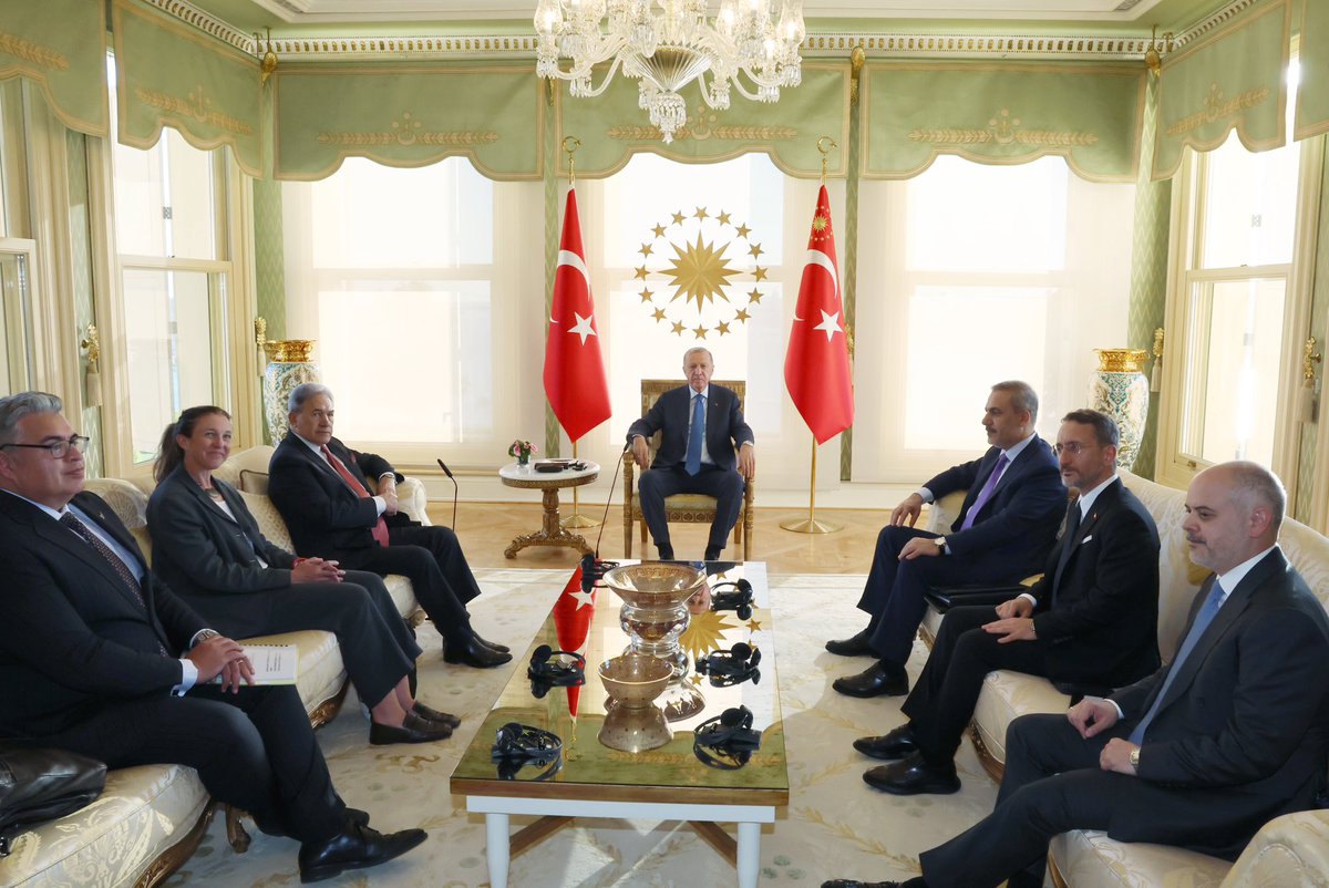 الرئيس أردوغان يستقبل نائب رئيس الوزراء وزير الخارجية النيوزيلندي بيترز tccb.gov.tr/ar/-/1666/1521…
