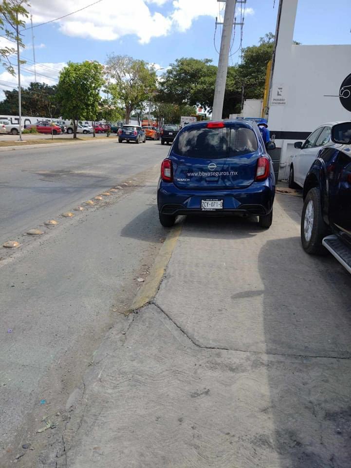 Este angelito de @BBVASeguros_mx siempre se estaciona aquí sobre la avenida Canek, frente al corralon de la @sspyuc. No deja pasar a la gente siempre se estaciona así sobre la escarpa e invadiendo la biciruta.