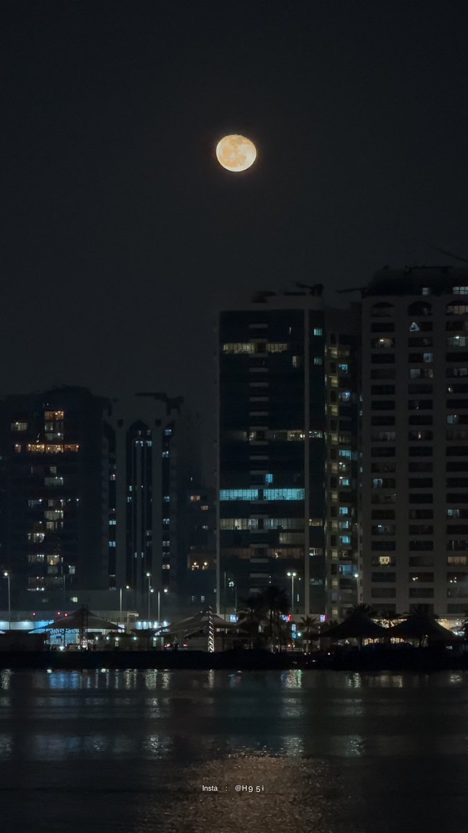 قمر الليلة من بوظبي 🌖✨.
#shotoniphone 