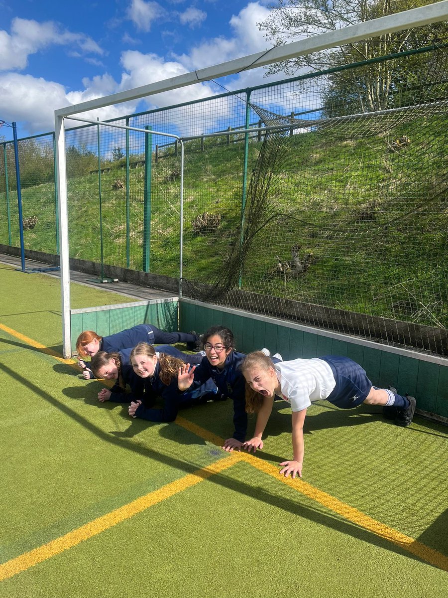 There’s nothing better to end the week than by spending the afternoon doing Games in the sunshine with your friends ☀️🏏 @ChoristerSport