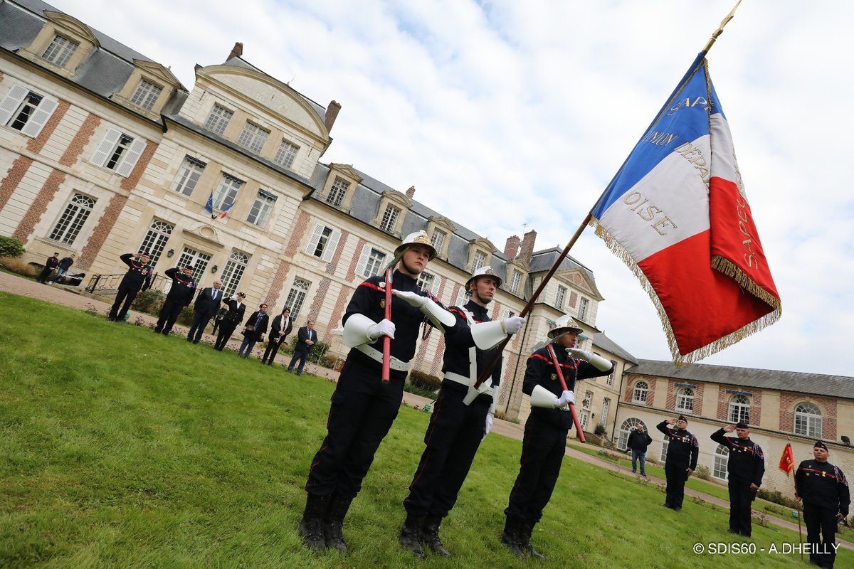 Prefet60's tweet image. 👩‍🚒👨‍🚒Au terme de quatre jours de formation, 127 nouveaux sapeurs-pompiers volontaires ont été reçus par la préfète de l’#Oise, Catherine Séguin, à  la préfecture, afin de les remercier pour leur engagement.
👏Bravo à eux pour leur dévouement au service de la population !
@SDIS60