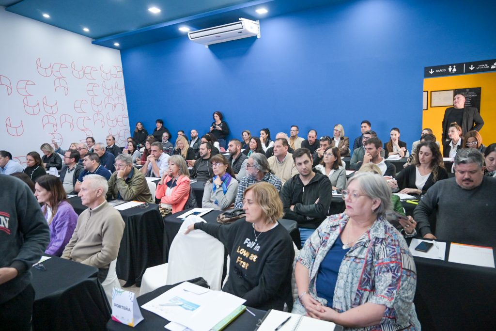 Arroyito fue sede de la primera mesa de trabajo cultural con la presencia de 38 municipios y comunas del Departamento San Justo

El Intendente Gustavo Benedetti recibió al Presidente de la Agencia Córdoba Cultura, Raúl Sansica y al Legislador Gustavo Tevez
politicacordobaverdad.com.ar/arroyito-fue-s…