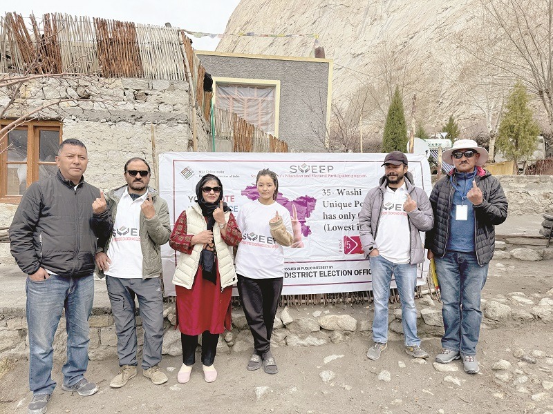 Ensuring every voice is heard! #ElectionCommissionOfIndia's initiative brings democracy closer to home with a dedicated polling station for a family in Warshi, #Ladakh. #VoteForChange #InclusiveDemocracy