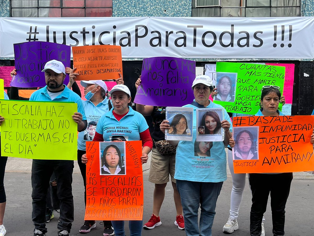 #DíaEnImágenes Familiares de mujeres #desaparecidas protestan afuera del domicilio de Miguel 'N', asesino serial de Iztacalco. 📸 Alfredo Domínguez