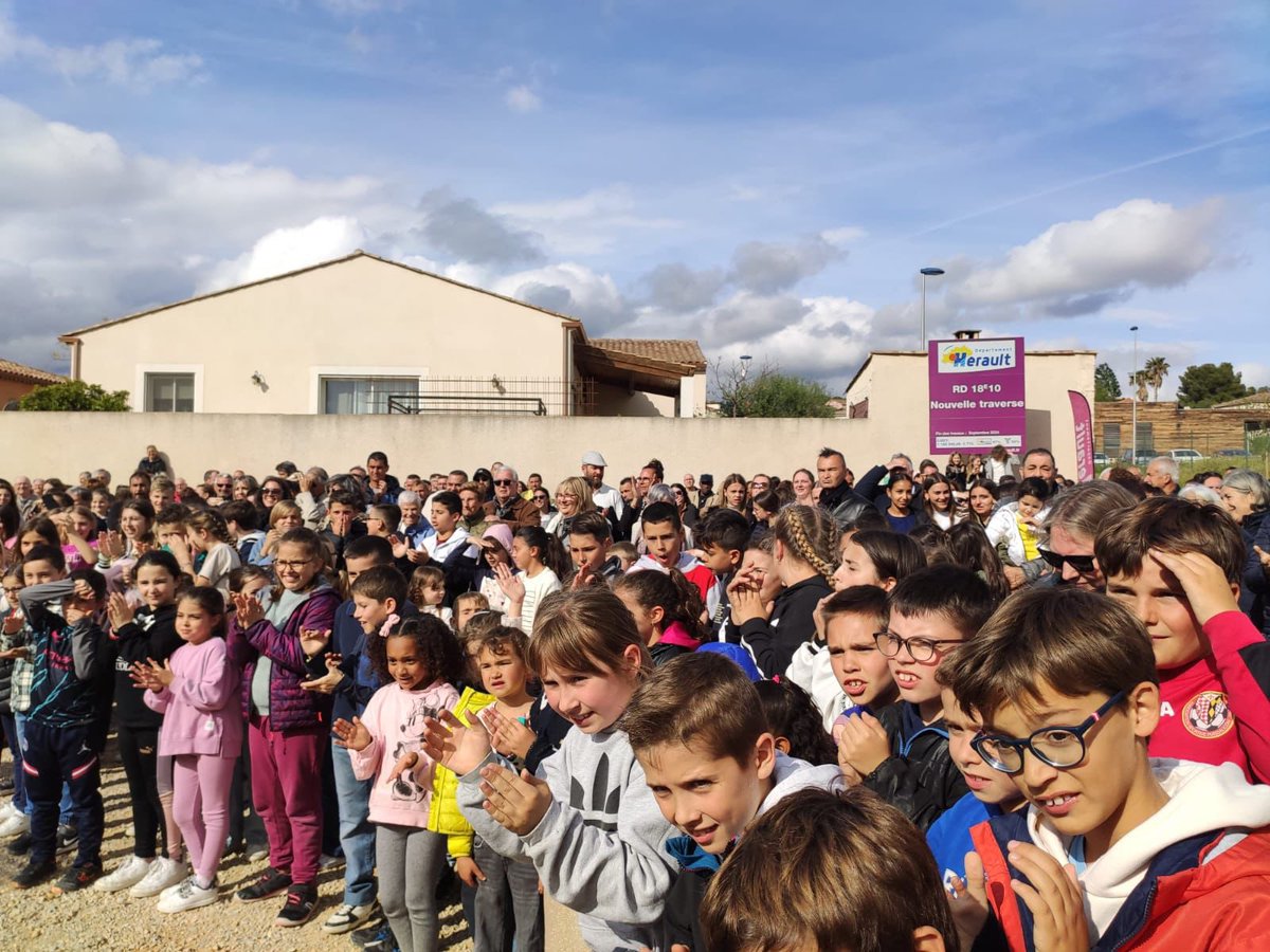 Émotion à Magalas, en présence de @MIRALLESMP, des maires, parlementaires & élus du territoire, lors de l’inauguration de l’école Simone Veil, en présence de son petit fils @AurelienVeil. Des discours forts & engageants pour les valeurs de l’Ecole, de la République et de l’Europe