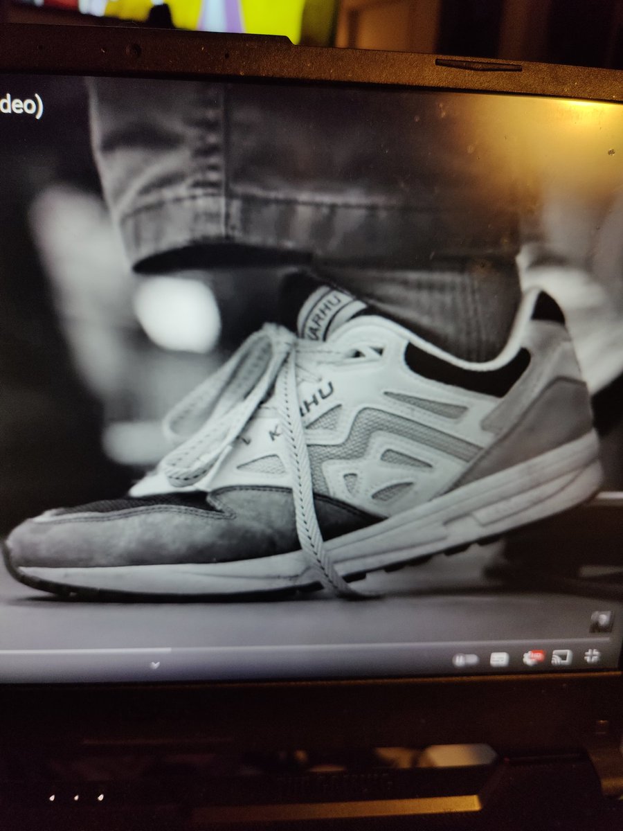 Gilmourilla on Karhun kengät uudessa videossaan (The Piper's Call).