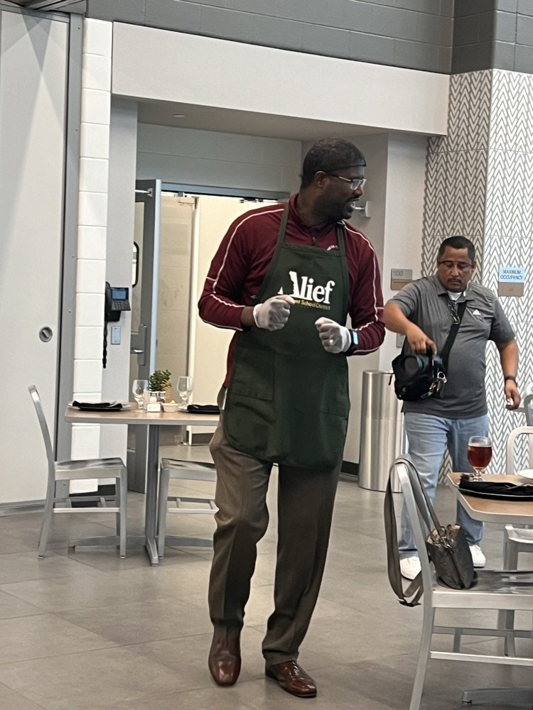 Dr. Mays joined the Culinary students and teachers at the Center Bistro today to help prepare and serve lunch. He got to experience what our students do every week in the Culinary classrooms. Way to go Dr. Mays!! @AliefISD @AliefCTE @AliefCulinary @ArtsAlief #CenterBistro