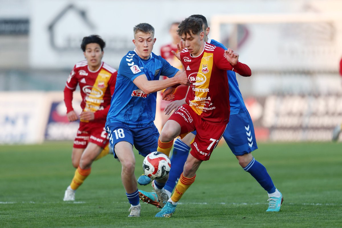 Koniec pierwszej połowy spotkania. ---- Chojniczanka - Sandecja Nowy Sącz 0:0