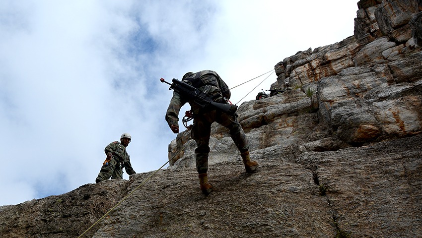 La Agrupación Comandos Anfibios fue creada el 26 de abril de 1966. Esta Fuerza de Operaciones Navales Especiales se caracteriza por la preparación y profesionalismo. Su personal está capacitado para enfrentar la complejidad de las más diversas operaciones. gacetamarinera.com.ar/especiales/com…