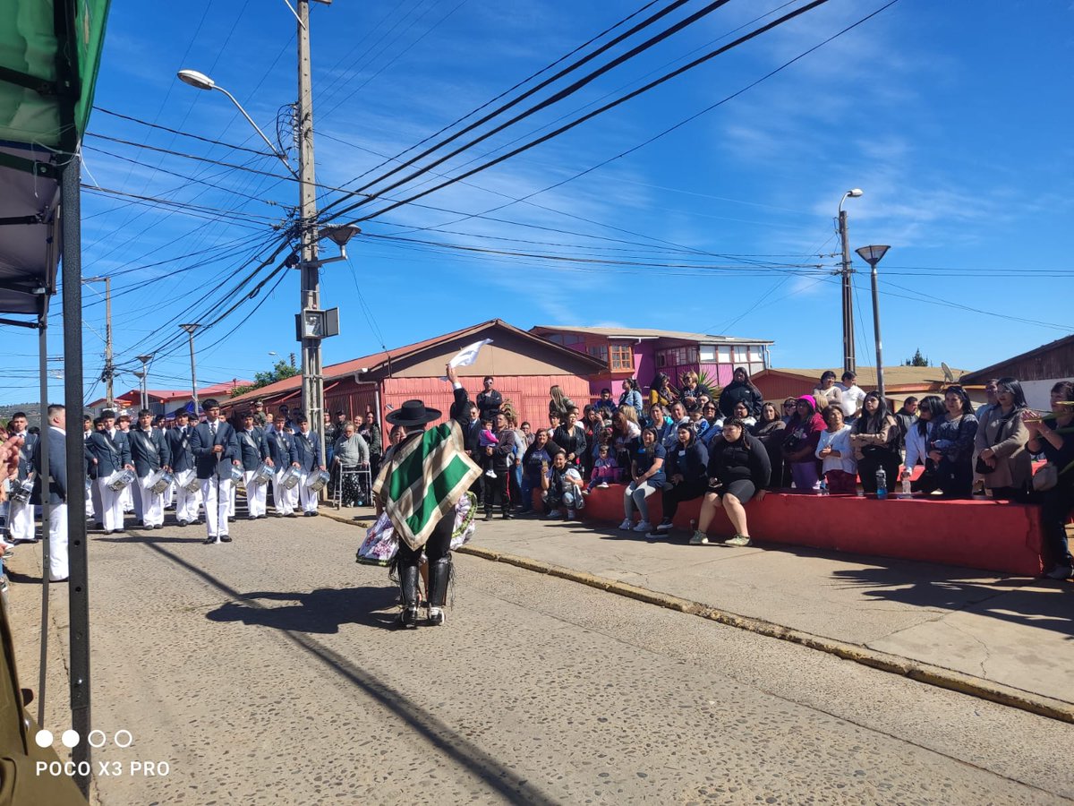 Un hermoso desfile de estudiantes que culminó con un buen pie de cueca se desarrolló en el frontis de la Tenencia #Rodelillo de #Valparaíso en el marco de un nuevo aniversario de Carabineros. Muchas gracias a los vecinos por sus muestras de cariño 💚