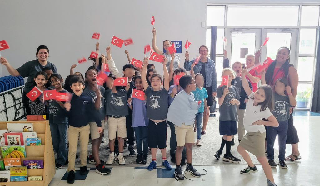 MontessoriHTX's tweet image. We had a special visitor last week! Hande Adiyaman came to teach our #LowerElementary all about #ChildrensDay in #Turkey! 🇹🇷 A huge thank you to Hande for her time &amp;amp; expertise! We&apos;re #grateful for the #opportunity to broaden our horizons &amp;amp; celebrate #diversity together! 🌍✨