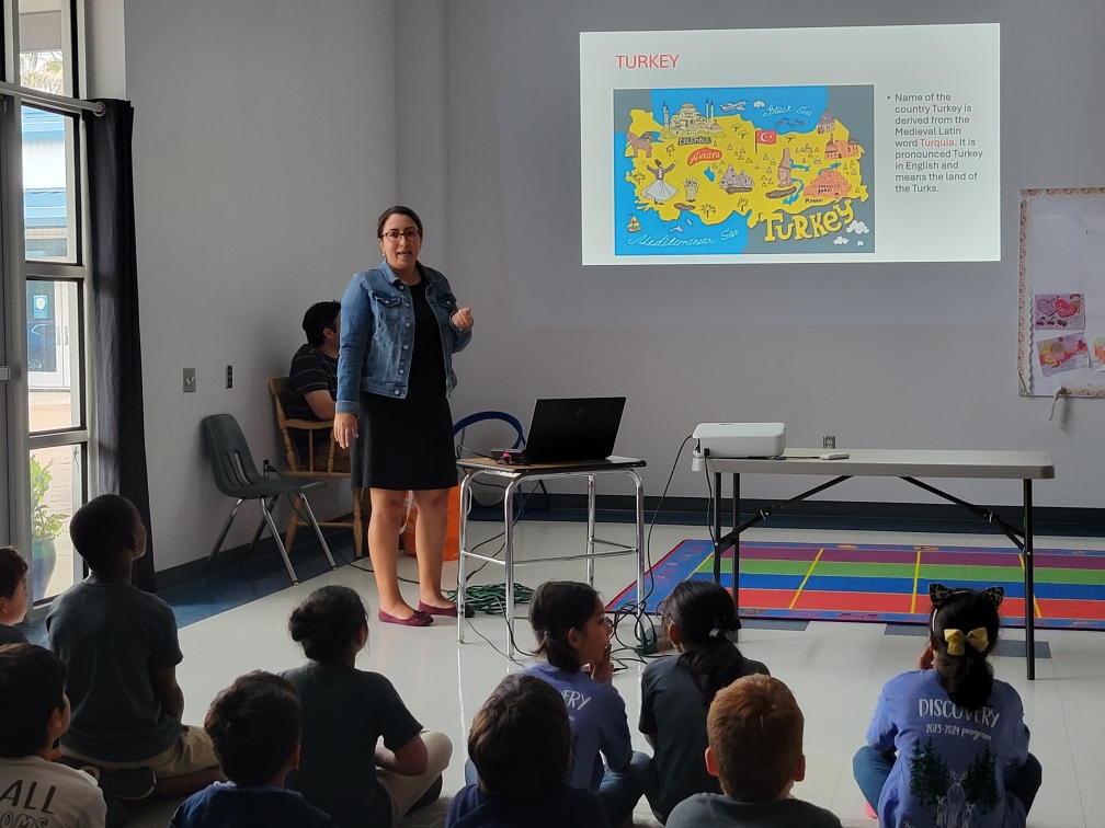 MontessoriHTX's tweet image. We had a special visitor last week! Hande Adiyaman came to teach our #LowerElementary all about #ChildrensDay in #Turkey! 🇹🇷 A huge thank you to Hande for her time &amp;amp; expertise! We&apos;re #grateful for the #opportunity to broaden our horizons &amp;amp; celebrate #diversity together! 🌍✨