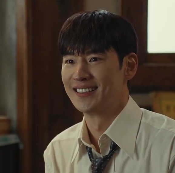 I WANT TO NOM NOM HIM 😚

#LeeJehoon
#ChiefDetective1958Ep3
#ChiefDetective