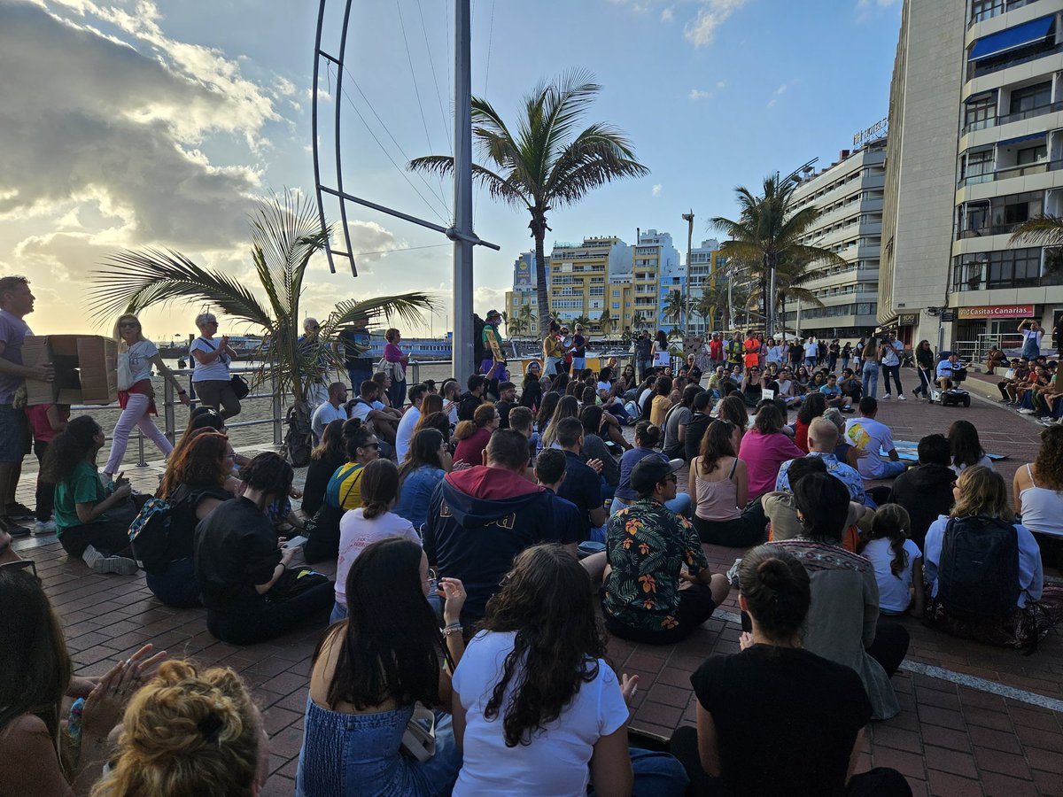 Por la mañana en el Pleno defendiendo el derecho una vivienda digna. Y por la tarde en las calles, de donde nunca nos hemos ido. Canarias no se vende, se ama y se defiende!! VIVA LA DIGNIDAD DEL PUEBLO CANARIAS!