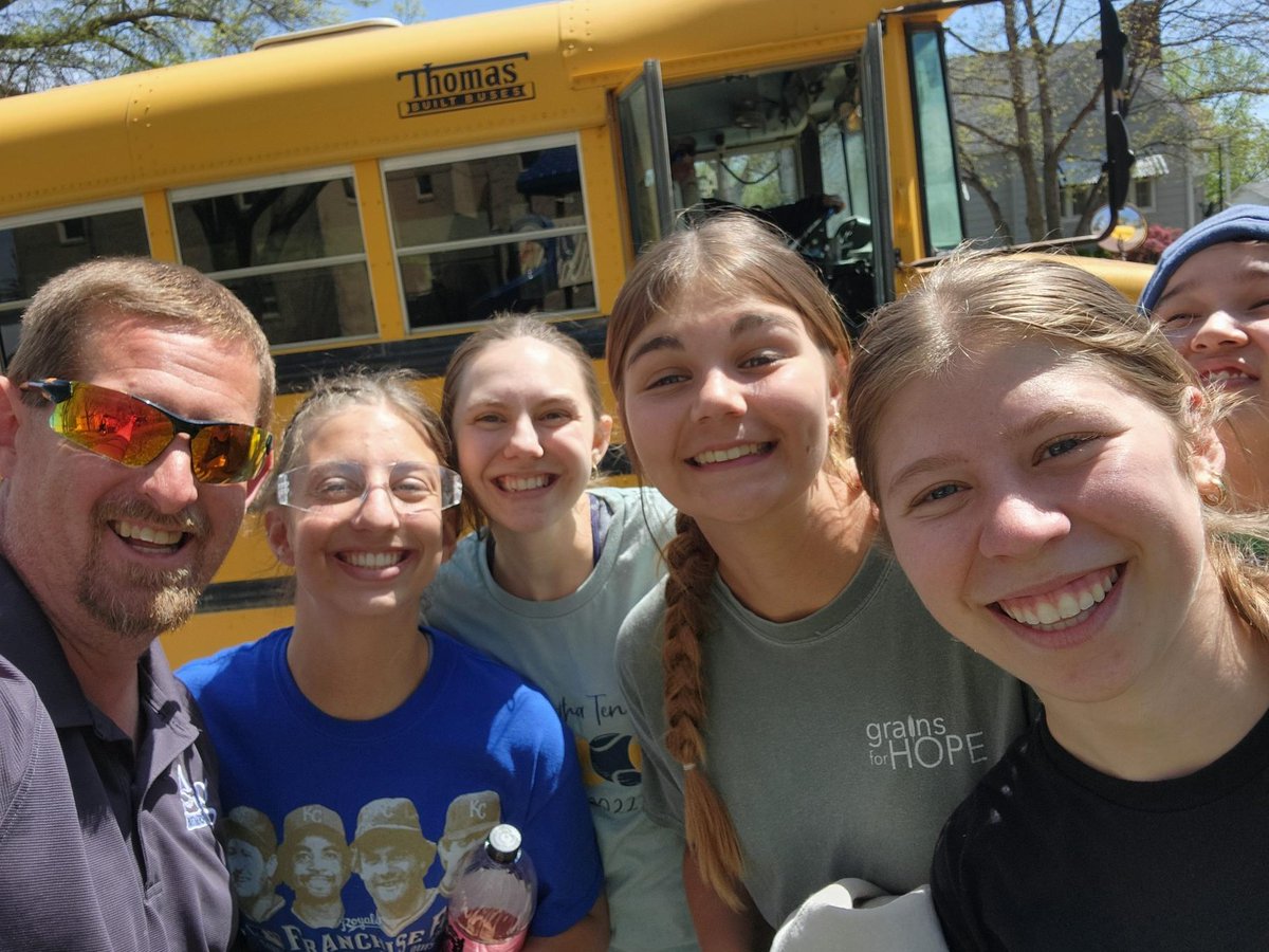 🚮🌳 Ag Partners teamed up with Sabetha city members and high school seniors in their annual Sabetha City Wide 'Clean-Up' Day! Volunteering our time and resources, it was a great day giving back to one of our local communities. 🚛💪 #CommunityCleanup #GiveBack