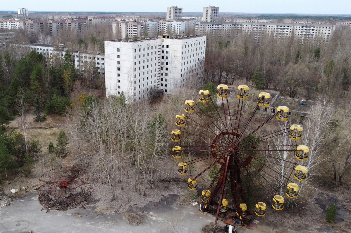 On a day like today in 1986,let us remember and keep in our hearts those who suffered the Chernobyl accident. Just remember the fragility of the human being. Not forgetting the past,live in the present and the duty to protect the future!. @DebbieRochon @MiraSorvino @NancySinatra