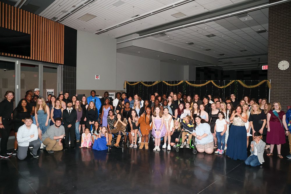 Melissa High School Enchanted Evening Special Needs Prom 2024 melissaisd.org/article/157027…