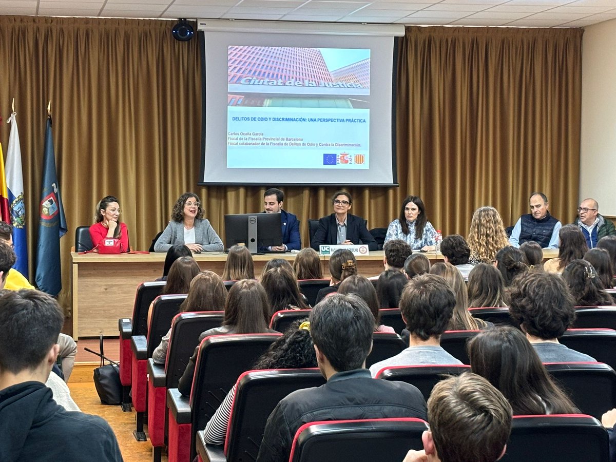 seminariopenal's tweet photo. Magnífica conferencia con éxito de público, la dictada por Carlos Ocaña en la Facultad de Derecho de la Universidad de Cantabria. ¡Gracias por volver a tu alma mater para compartir con nosotros tu experiencia! https://t.co/nJkNm8RIlP