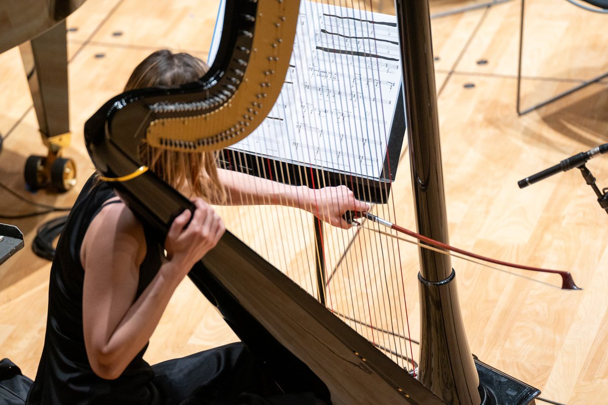 La soirée continue avec une 2ème création : 'Amoebea proteus but make it metal' de @baragisla. Dans cette nouvelle œuvre, la compositrice islandaise réunit 2 de ses passions : la musique Metal et le monde étrange et fascinant des micro-organismes. @philharmonie @Ircam