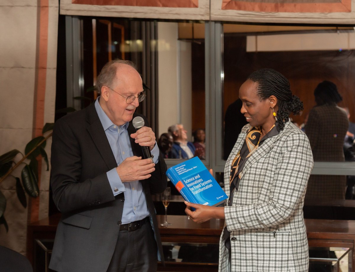 Receiving @FoodSystems Reader - the compiled work of the Scientific Group of the Food Systems Summit led by Prof Joachim. The book will reach 1 million downloads in a month! Don't miss out on the fun-download your copy &look out for the comms on the moment-foodsystems are here!