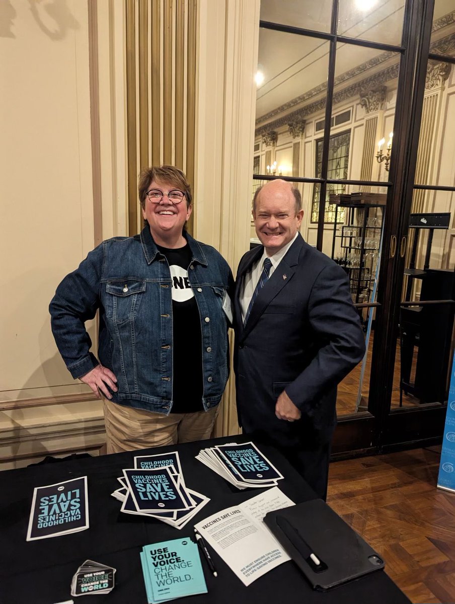 ONE activist Pastor Laura Viau found a familiar face at the @USGLC Mid-Atlantic Summit in Wilmington, DE! Thanks for stopping by, @ChrisCoons!