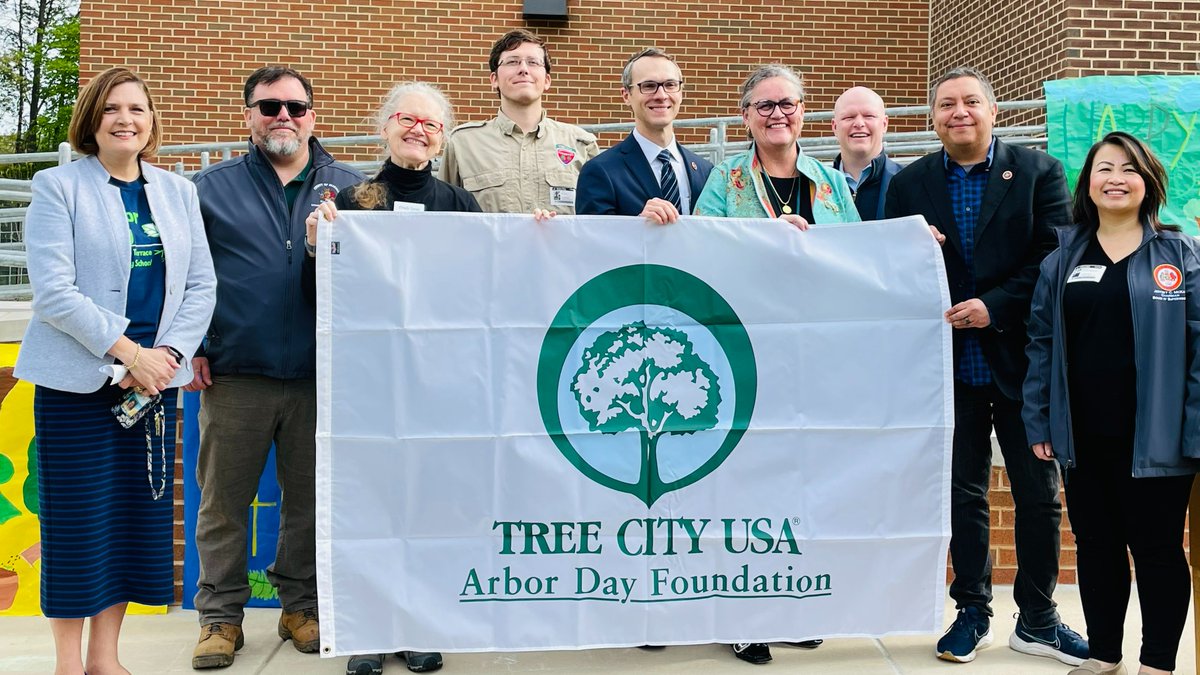 Mason District Supervisor Andres Jimenez (@masonsup_andres) on Twitter photo 🧵(1/2) The #EarthMonth celebrations continue! We kicked off the weekend this morning with the students of <a href="/The_Terrace_ES/">Annandale Terrace Elementary School</a> for an Arbor Day tree planting. My colleague <a href="/JRWalkinshaw/">Supervisor James Walkinshaw</a> and I proclaimed today as #ArborDay and joined folks from <a href="/ForestryVA/">ForestryVA</a> to plant trees around 🧵(1/2) The #EarthMonth celebrations continue! We kicked off the weekend this morning with the students of <a href="/The_Terrace_ES/">Annandale Terrace Elementary School</a> for an Arbor Day tree planting. My colleague <a href="/JRWalkinshaw/">Supervisor James Walkinshaw</a> and I proclaimed today as #ArborDay and joined folks from <a href="/ForestryVA/">ForestryVA</a> to plant trees around