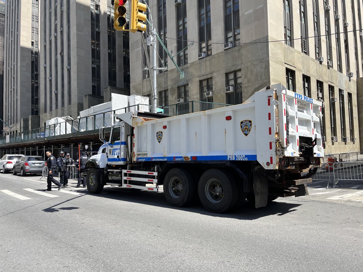 Just another day at the #Trumptrial. Security, barricades, metal detectors, all navigated to get into the courtroom … ⁦@1010WINS⁩ ⁦@wcbs880⁩