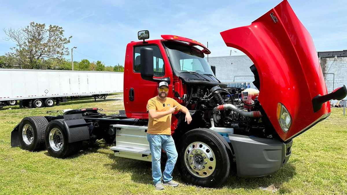 The S13 Integrated Powertrain in the LT😎 Thanks for coming to check it out Bruce Wilson!

Learn more here: hubs.la/Q02vcjZZ0

INTERNATIONAL TRUCKS #internationaltrucks #dieseltrucks