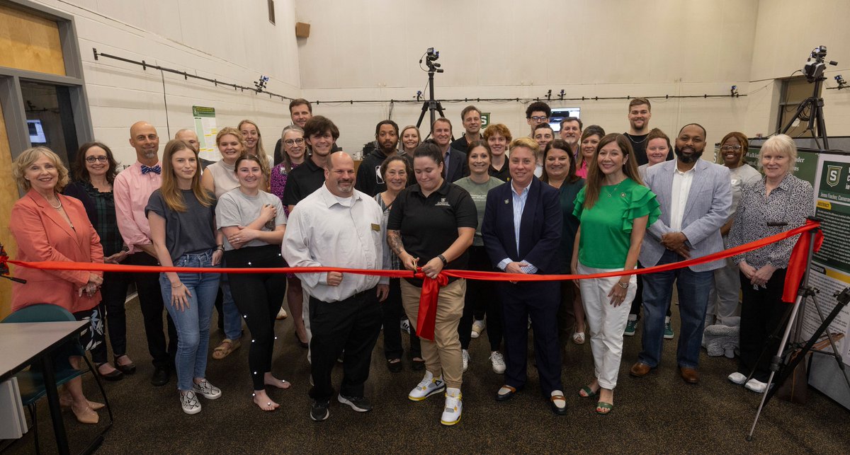 The Department of Kinesiology and Health Studies recently celebrated the opening of its state-of-the-art Biomechanics and Motor Behavior Lab. Read more about the opportunities that this lab brings to our community here: southeastern.edu/news_media/new… 

#KHS #LionUp