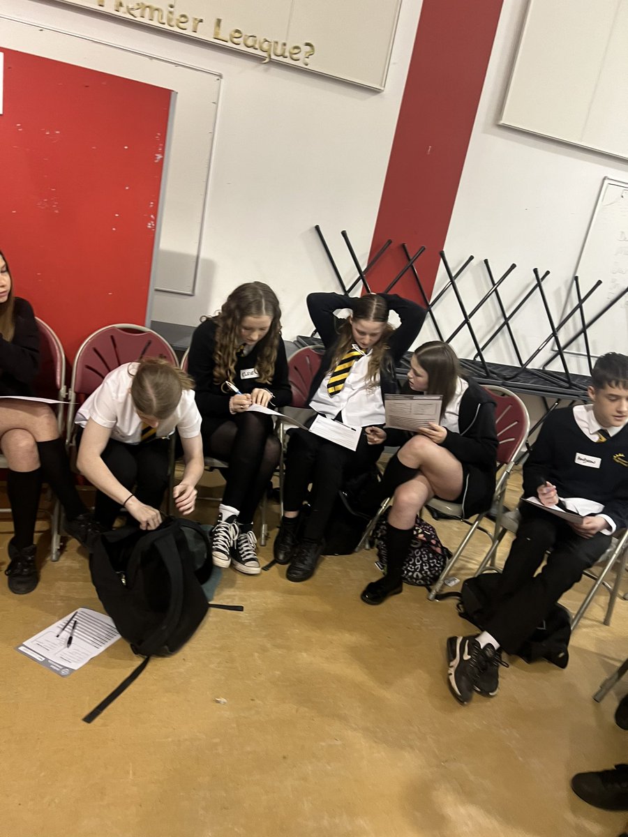Another fantastic Seren opportunity for our Year 8 and 9 learners on confident communication with @ConfComm. Thank you @sewalesEAS for supporting this experience! @NewportH #NewportHighSchool
