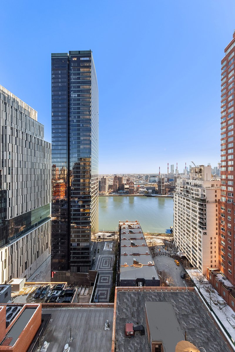 Downtown reported 10 signed contracts last week while Upper Manhattan reported 5.  One Highline had the most expensive signed contract of the week, PH34B last asking $25.6 million. #nycrealestate