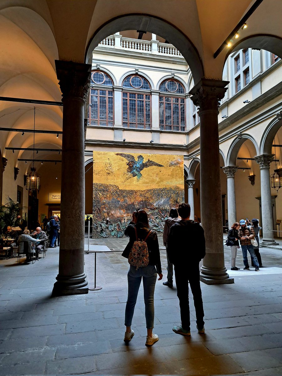 Oro, materia, corrosione e semi di girasole negli occhi: 'Angeli caduti' di Anselm Kiefer a Palazzo Strozzi, a Firenze.
#Firenze #Toscana #AnselmKiefer #AngeliCaduti