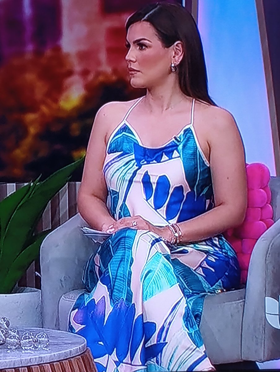 @KarinaBandaTv You look amazingly beautiful in that dress this afternoon on the Desiguales show