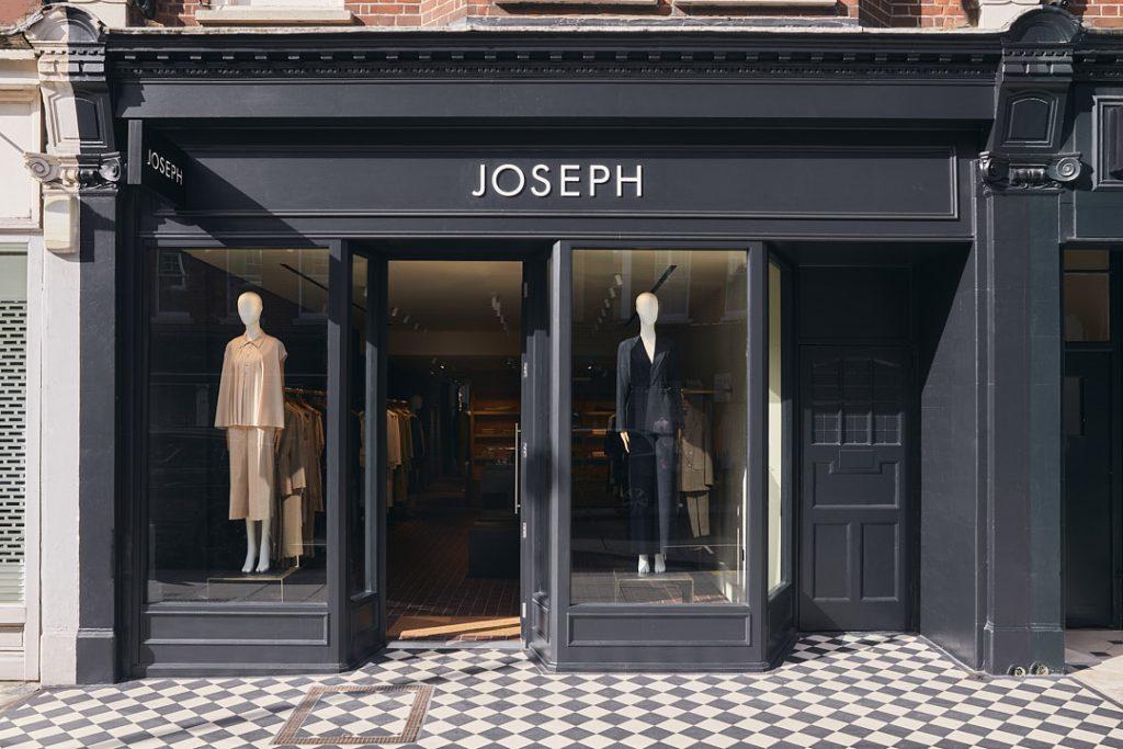 Luxury womenswear brand @JOSEPH_Fashion this week opened a 710 sq ft store on St John’s Wood High Street in London, which marks its sixth location in the city.
Click to get a first look >> bit.ly/3UdSp21
#fashion #fashionnews #retail #retailnews #Joseph #storeopening