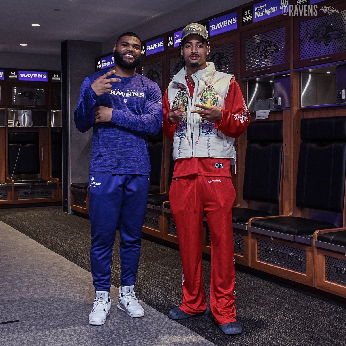 From @ClemsonFB ➡️ the Ravens Trenton showing @WigginNathaniel his new digs 🔥