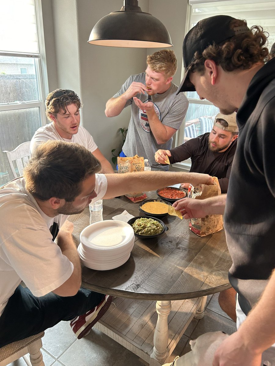 CoachWillBryant's tweet image. Great time having the guys over last night for some food and fellowship! 🙏
Shout out to the honorary guest @Lincdog4 and @blakesmith_11 for the trash can basketball championship 🏆
#Tights #TakeBackTexas