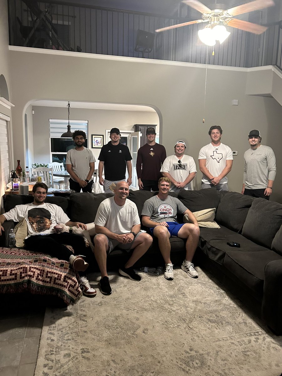 CoachWillBryant's tweet image. Great time having the guys over last night for some food and fellowship! 🙏
Shout out to the honorary guest @Lincdog4 and @blakesmith_11 for the trash can basketball championship 🏆
#Tights #TakeBackTexas