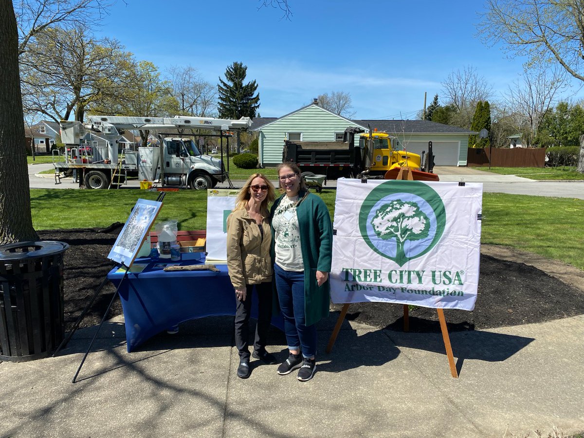 🌳 Happy Arbor Day! 🌱
Today, village staff and board members teamed up with students and a teacher from Lancaster Middle School for a special tree planting event at Franger Square in celebration of Arbor Day. We were excited to share the importance of trees in our community!