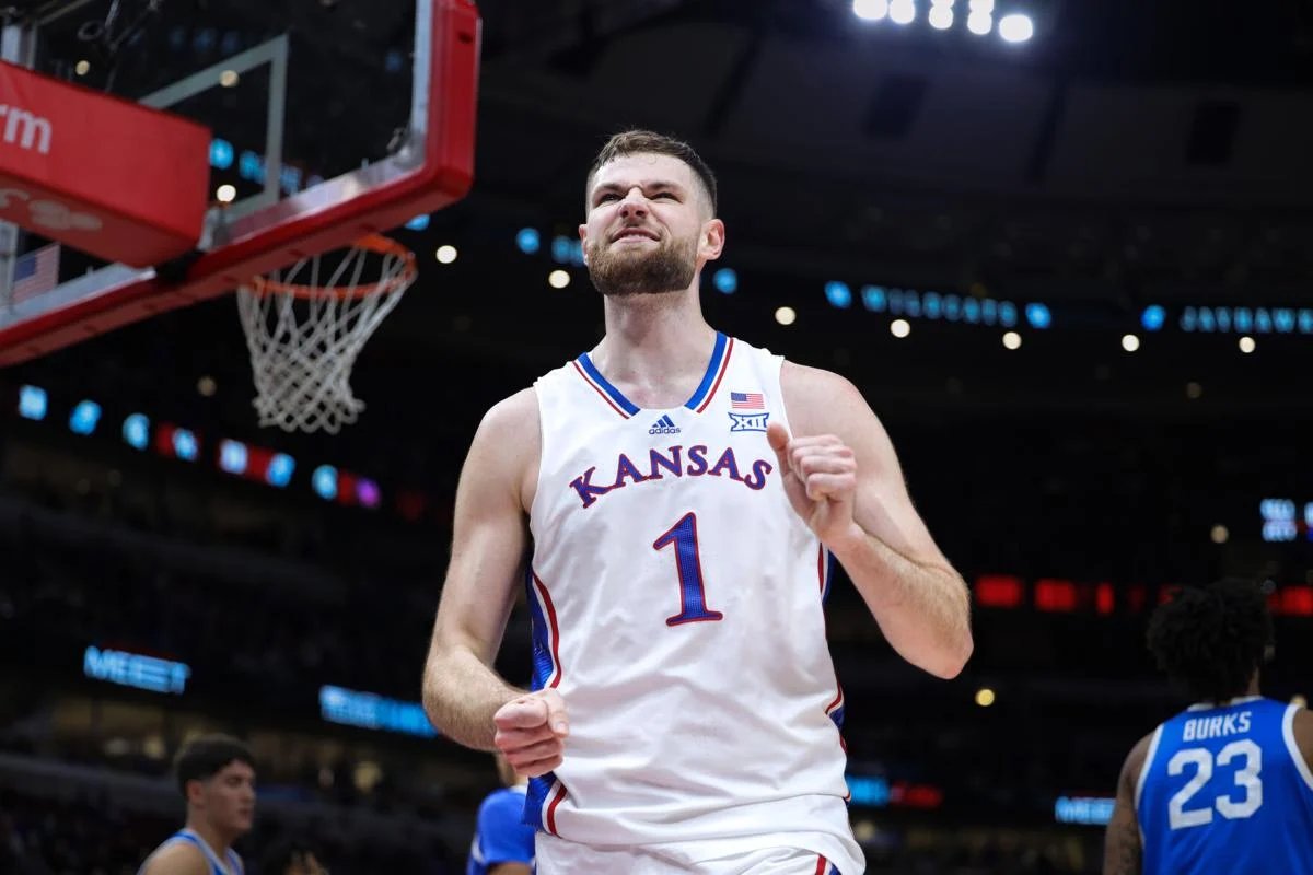 Hunter Dickinson announced that he is returning to Kansas and using his additional year of eligibility! The former all-American averaged 18 PPG, 11 RPG, and 1.4 BPG. Also shot 54.8% from the field and 35.4% from three. Massive news for Bill Self and the Jayhawks.🙌