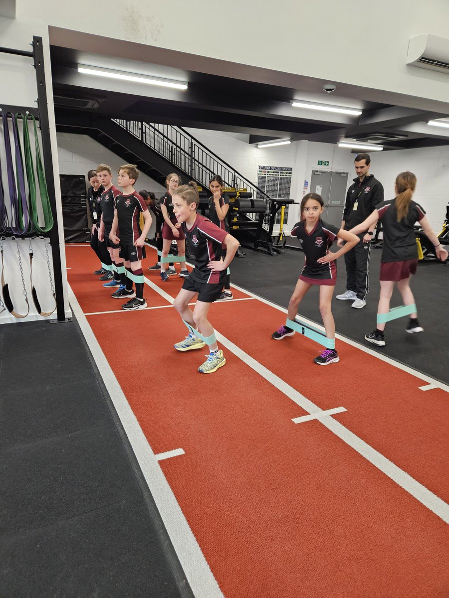 Loved the energy from Yr6 @CaterhamPrep this afternoon for their first session of the functional movement! 🖤💛💪