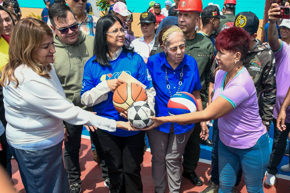 En unión cívico-militar entregamos esta institución educativa rehabilitada por las Bricomiles para el bienestar de 249 estudiantes. Junto al Poder Popular, logramos los trabajos de albañilería, pintura general, desmalezamiento y otras labores. @NicolasMaduro @Soykarinacarpio