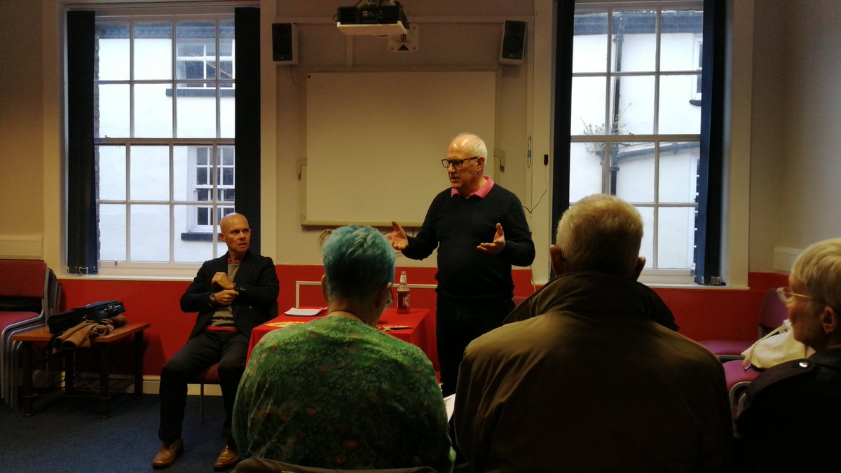 A great turnout to hear from Santiago Rivera talking about education in Cuba at Bolton Socialist Club. He is the National Advisor for Foreign Language Programmes in Cuba. @CubaSolidarity @EmbaCuba_UK